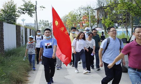 和同学一起秋游活动